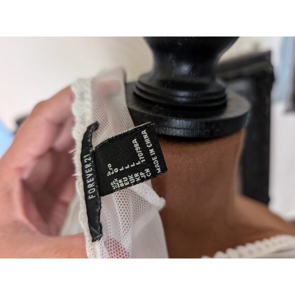 Romantic Sheer Lace Embroidered Kimono Duster Festival Size L
Urban Outfitters - Picture 8 of 9